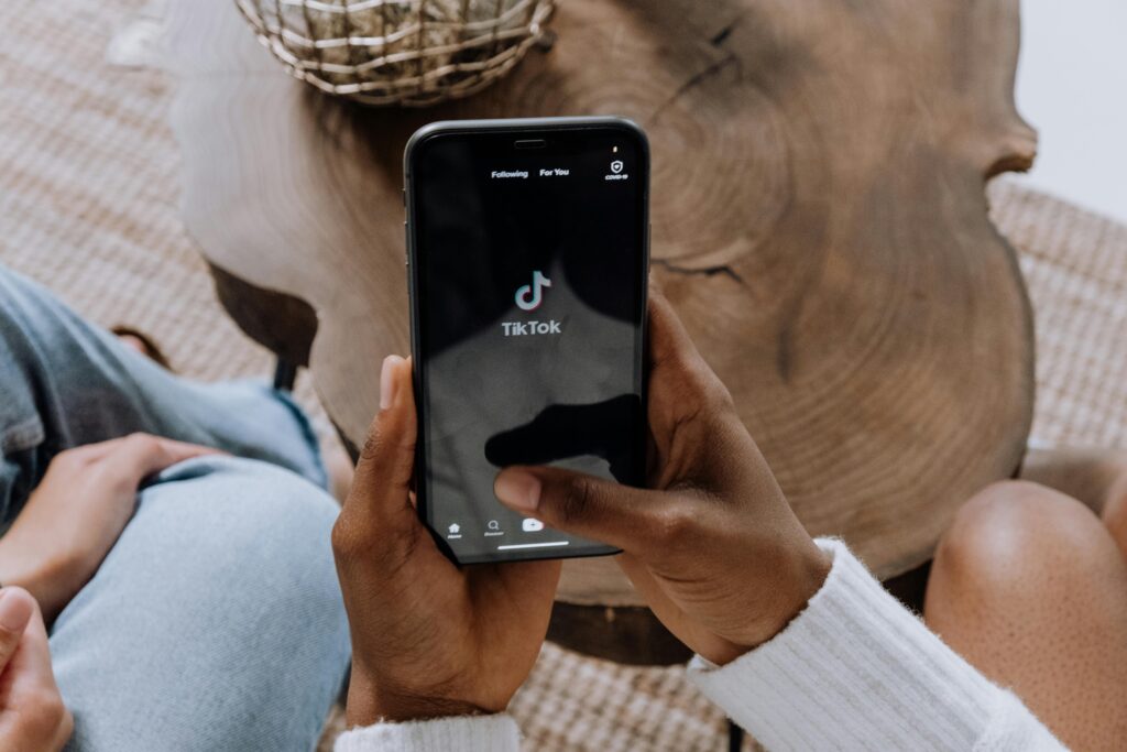 The Impact of Social Media on Aesthetic Trends: How the Digital World is Shaping Beauty Standards The Impact of Social Media on Aesthetic Trends: How the Digital World is Shaping Beauty Standards